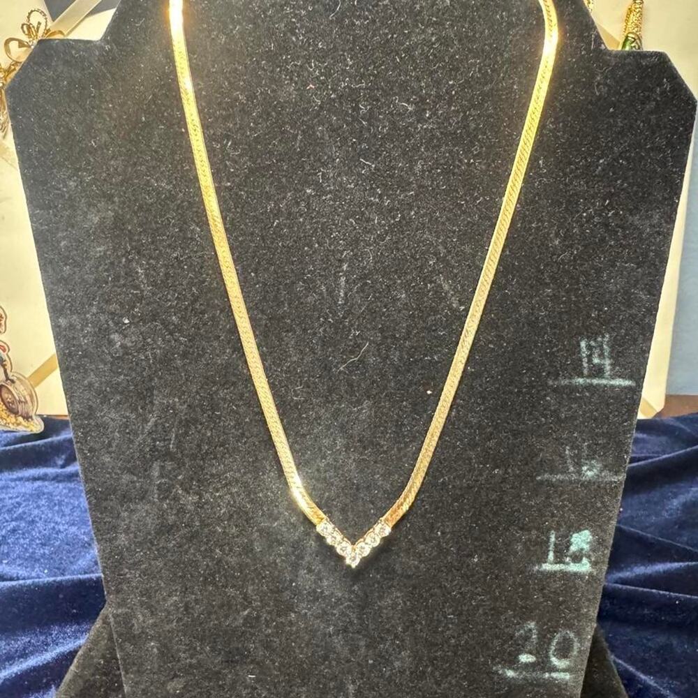 Vintage 80s gold tone V necklace Elegant